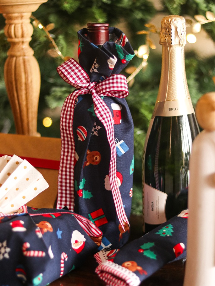 Wine Bottle Cover - Everything About Christmas!