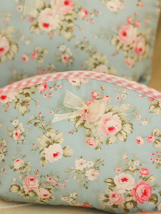 Multipurpose Pouch - Whimsical Roses (Medium size: 8.5