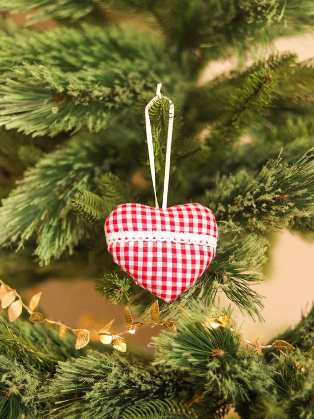 Ornament - Heart - Red gingham and fine lace themed (Single Unit)