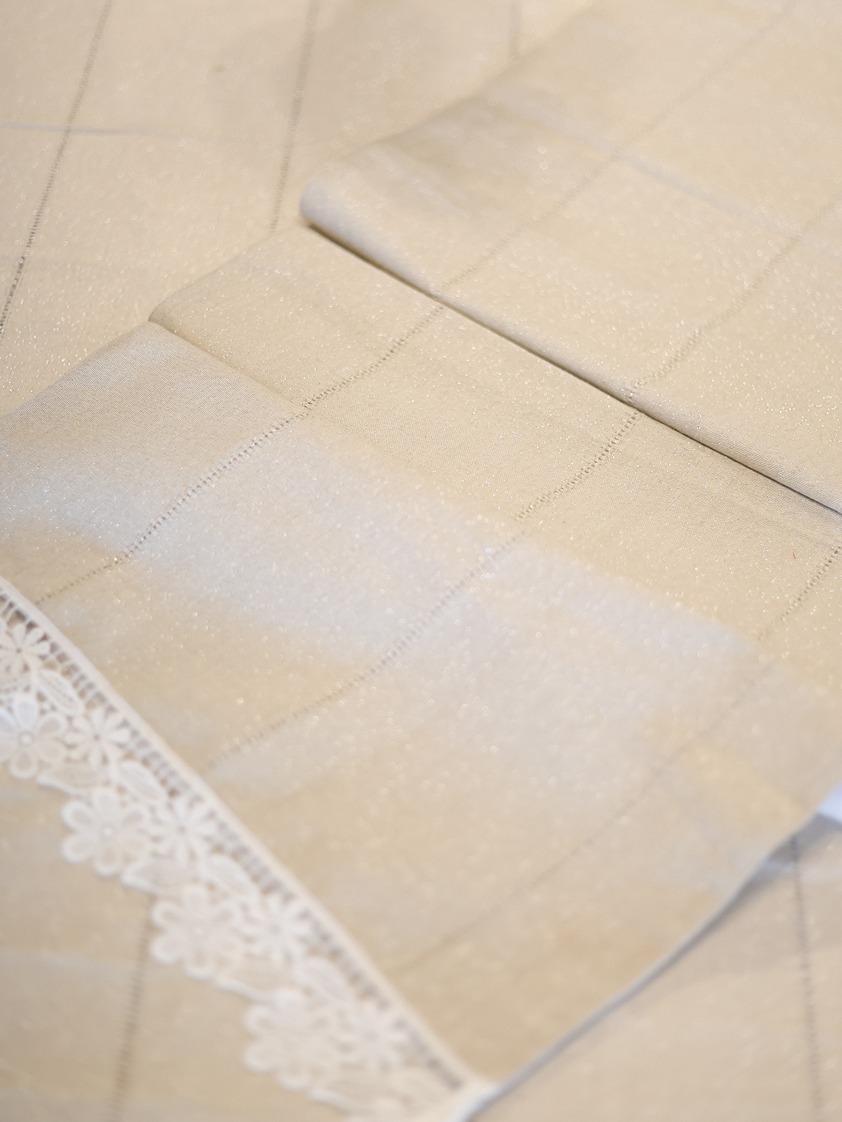 Table Runner - Beige shimmer with lace (Size: 14