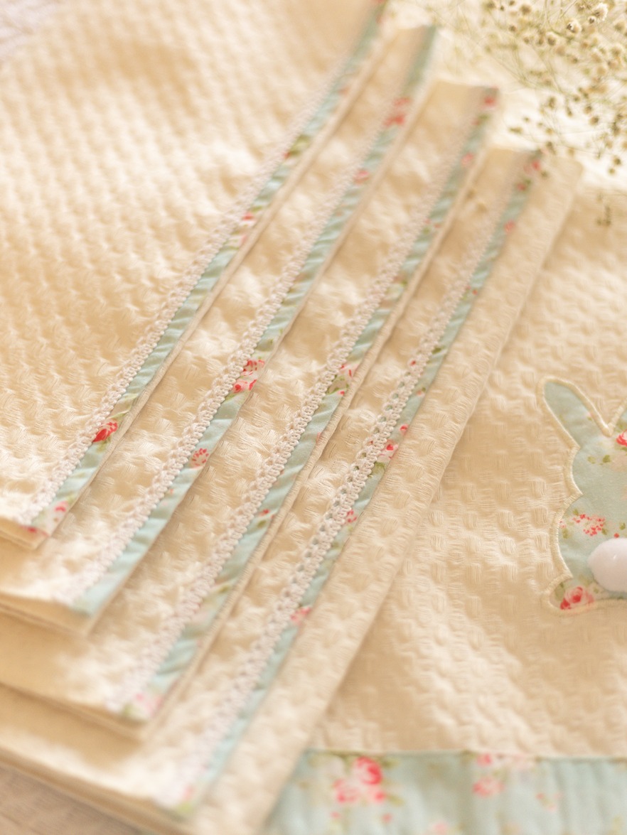 Placemats - Off-white with floral and lace detailing (Single Unit)