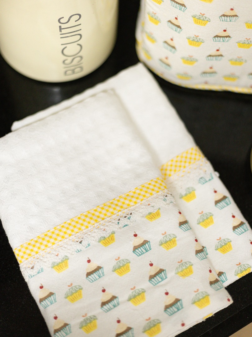 Kitchen Napkins - White with yellow cupcake themed (Size: 19
