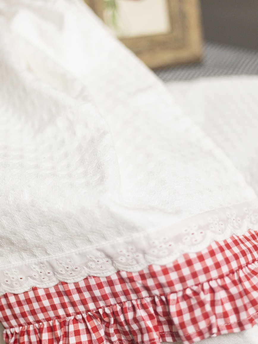 Kitchen Napkins - White with red gingham ruffle and lace (Size: 19