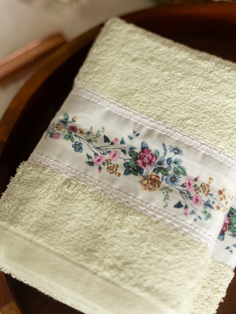 Hand Towel - Pastel green with floral and lace detailing (Size: 16
