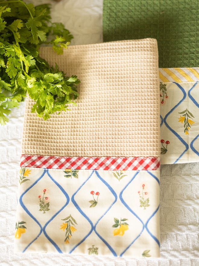 Kitchen Napkins - Zesty Cherries - Beige Size: 17