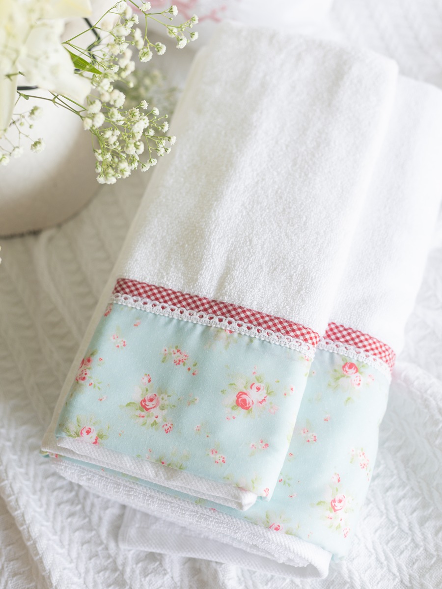 Bath & Hand Towel Set - Petite Rose, lace and gingham detailing 