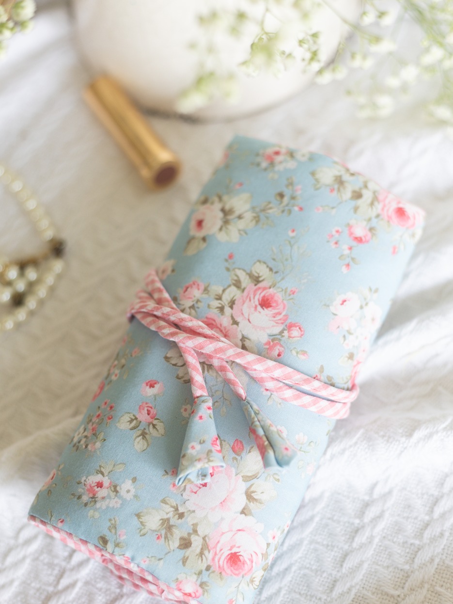 Jewellery Organizer - Whimsical Roses (Size: 14