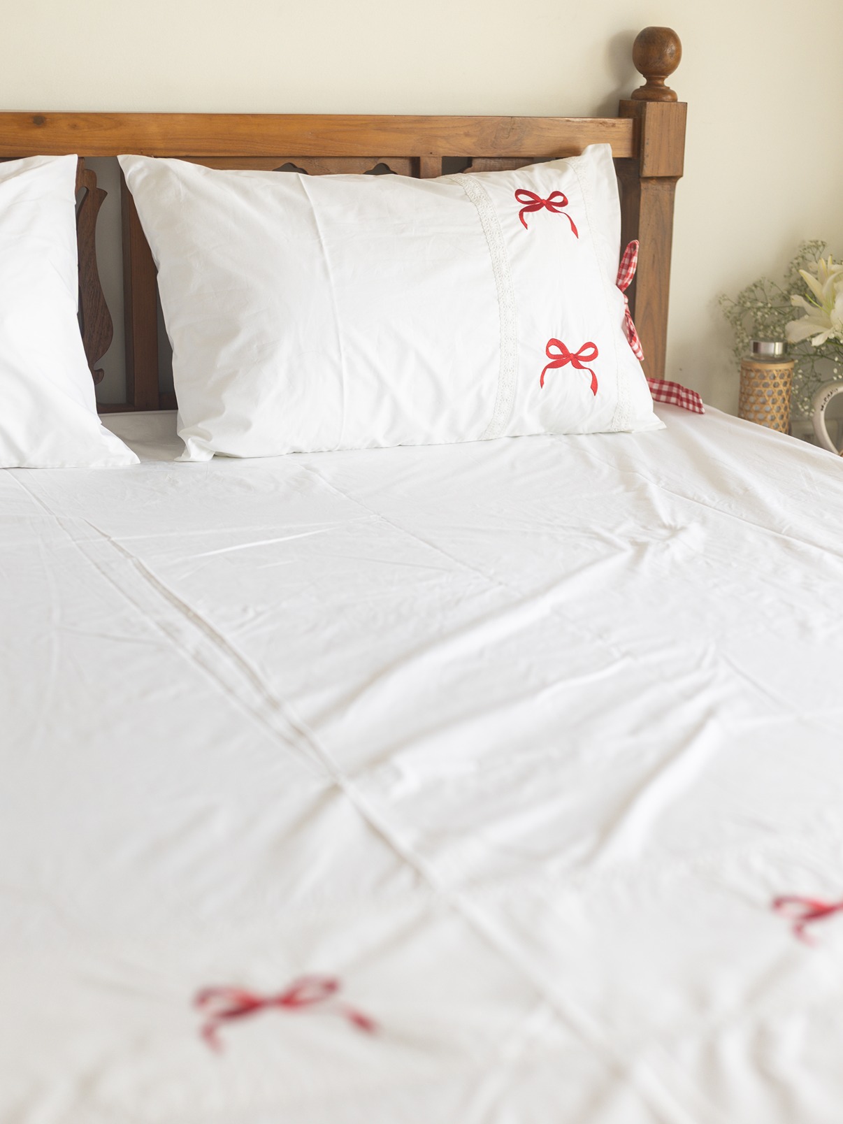 Bedding Set - Bownique Collection - Red on White - Includes 1 bedcover (King / Queen ) + 2 pillow covers