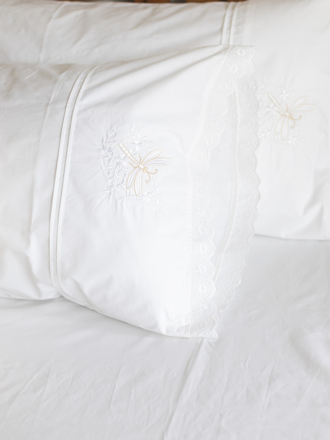 Bedding Set - Dragonfly Themed - White and Beige - Includes 1 bedcover (King / Queen ) + 2 pillow covers