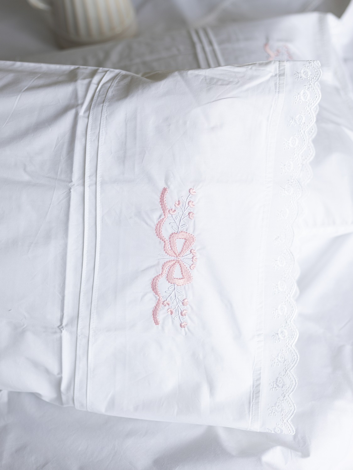 Bedding Set - Bownique Collection - Pink on White - Includes 1 bedcover (King / Queen ) + 2 pillow covers