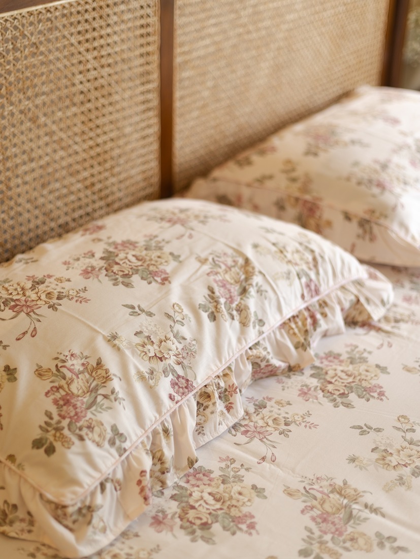 Bedding Set - Cottage Blossoms - Pink - Includes 1 bedcover (King / Queen ) + 2 pillow covers