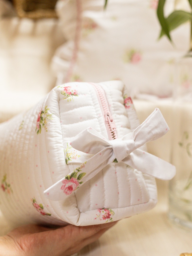 Quilted Multipurpose Pouch / Cosmetic Kit - Pretty English Roses (Large size: 9