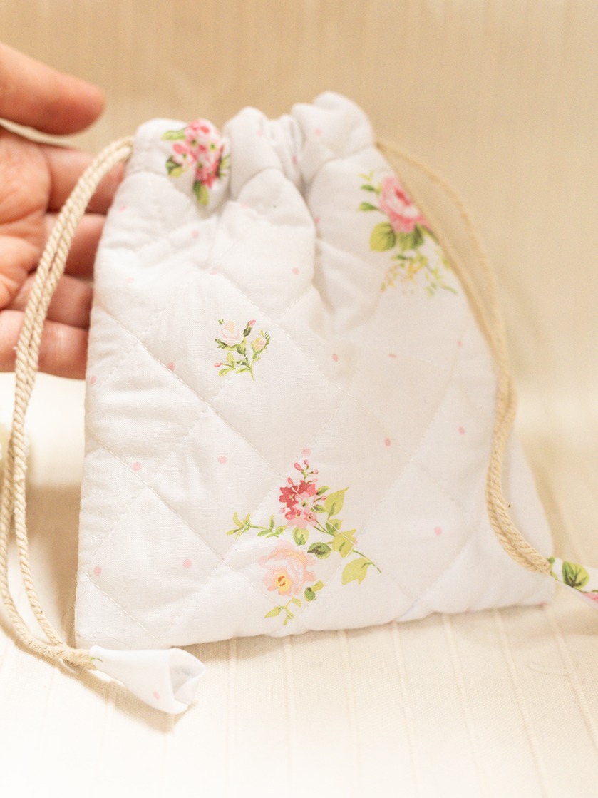 Small Quilted Drawstring Pouch - Pretty English Roses (Size: 4.5