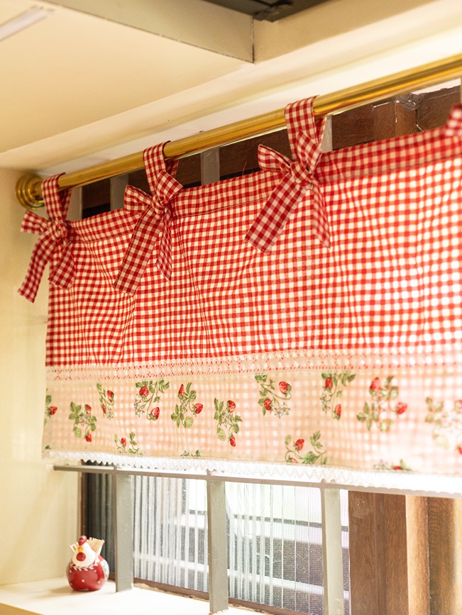 Kitchen Valance - Loop and bow pattern - Red Gingham with strawberry (Size: 12