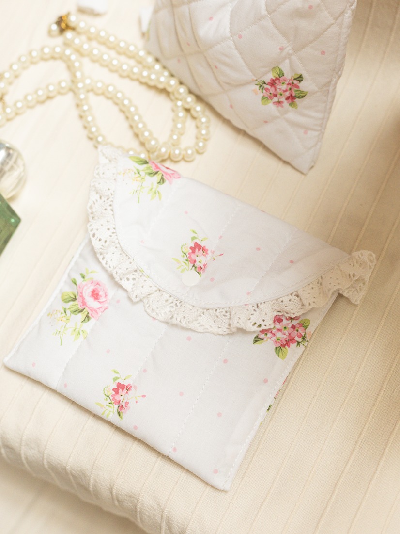 Sanitary Pouch - Quilted - Pretty English Roses